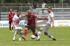 2. Bundesliga - Fußball - FC Ingolstadt 04 - Testspiel - FC Wacker Innsbruck - ab durch die Mitte Thomas Pledl (30, FCI) rechts Matthias Maak (Wacker), links Daniele Gabriele (Wacker)