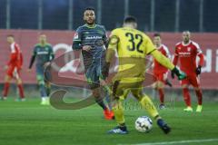 2. Bundesliga - Testspiel - FC Ingolstadt 04 - Hallescher FC - Fatih Kaya (36, FCI) kommt zu spät, Torwart Tom Müller (32 Halle) schlägt den Ball weg