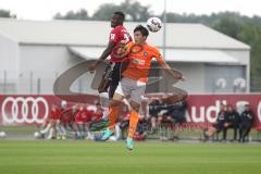 2. Bundesliga - Fußball - Testspiel - FC Ingolstadt 04 - Karlsruher SC - Kopfballduell links Agyemang Diawusie (27, FCI)