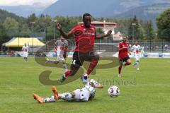 2. Bundesliga - Fußball - FC Ingolstadt 04 - Testspiel - FC Wacker Innsbruck - überspringt den Gegner Dominik Baumgartner (Wacker) Osayamen Osawe (14, FCI) im Strafraum,