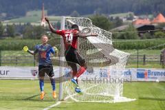 2. Bundesliga - Fußball - FC Ingolstadt 04 - Testspiel - FC Wacker Innsbruck - Torwart Christopher Knett (Wacker) und Osayamen Osawe (14, FCI) kommt zu spät