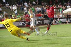 2. Bundesliga - Fußball - Testspiel - FC Ingolstadt 04 - Borussia Mönchengladbach - Torwart Moritz Nicolas (35 Gladbach) Darío Lezcano (11, FCI) knapp am Tor vorbei