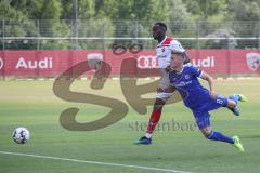 2. Bundesliga - Fußball - Testspiel - FC Ingolstadt 04 - SpVgg Unterhaching - Osayamen Osawe (14, FCI) köpft, kein Tor, Max Dombrowka (8) stört