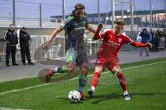 2. Bundesliga - Testspiel - FC Ingolstadt 04 - Hallescher FC - Zweikampf Björn Paulsen (4, FCI) und Bentley Baxter Bahn (7 Halle)