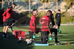 2. Bundesliga - FC Ingolstadt 04 - Winter-Trainingslager Alicante - Gewichte stemmen, Agyemang Diawusie (27, FCI) Fatih Kaya (36, FCI), hinten rechts Cheftrainer Jens Keller (FCI) und Co-Trainer Thomas Stickroth (FCI)