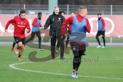 2. Bundesliga - Fußball - FC Ingolstadt 04 - erstes Training mit neuem Trainer, Jens Keller, Cheftrainer Jens Keller (FCI) treibt die Mannschaft nach vorne zum Spurt, Robin Krauße (23, FCI) Konstantin Kerschbaumer (7, FCI) Almog Cohen (8, FCI) Sonny Kitte