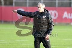 2. Bundesliga - Fußball - FC Ingolstadt 04 - erstes Training mit neuem Trainer, Jens Keller, Cheftrainer Jens Keller (FCI) erklärt dem Team