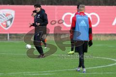 2. Bundesliga - Fußball - FC Ingolstadt 04 - erstes Training mit neuem Trainer, Jens Keller, Anweisungen vom Thomas Stickroth (Technik und Mentaltrainer)