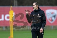 2. Bundesliga - Fußball - FC Ingolstadt 04 - erstes Training mit Interimstrainer Roberto Pätzold, erklärt Übungen