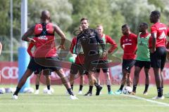 2. Bundesliga - Fußball - FC Ingolstadt 04 - Trainingsauftakt - neue Saison 2018/2019 - Cheftrainer Stefan Leitl (FCI) gibt Leibchen aus