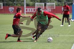 2. Bundesliga - Fußball - FC Ingolstadt 04 - Trainingsauftakt - neue Saison 2018/2019 - Osayamen Osawe (14, FCI) Takahiro Sekine (22, FCI) links