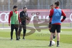 2. Bundesliga - Fußball - FC Ingolstadt 04 - Trainerwechsel - Tomas Oral kommt zurück als Cheftrainer mit Co-Trainer Michael Henke, erstes Training - Cheftrainer Tomas Oral (FCI) schaut zu und erklärt