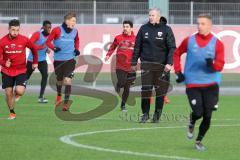 2. Bundesliga - Fußball - FC Ingolstadt 04 - erstes Training mit neuem Trainer, Jens Keller, Cheftrainer Jens Keller (FCI) treibt die Mannschaft nach vorne zum Spurt, Robin Krauße (23, FCI) Konstantin Kerschbaumer (7, FCI) Almog Cohen (8, FCI) Sonny Kitte