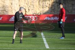 2. Bundesliga - FC Ingolstadt 04 - Winter-Trainingslager Alicante - Neuzugang Torwart Philipp Tschauner (41, FCI) mit Cheftrainer Jens Keller (FCI)