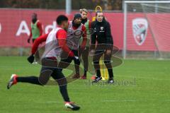 2. Bundesliga - Fußball - FC Ingolstadt 04 - erstes Training mit Interimstrainer Roberto Pätzold, feuert Marvin Matip (34, FCI) und Paulo Otavio (6, FCI) an