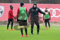 2. Bundesliga - Fußball - FC Ingolstadt 04 - Training - Trainingsauftakt im Sportpark nach Winterpause, Cheftrainer Jens Keller (FCI) erklärt energisch Spielzug, Konstantin Kerschbaumer (7, FCI)