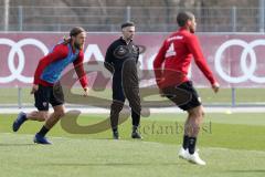 2. Bundesliga - Fußball - FC Ingolstadt 04 - Trainerwechsel - Tomas Oral kommt zurück als Cheftrainer mit Co-Trainer Michael Henke, erstes Training - Cheftrainer Tomas Oral (FCI) schaut zu