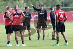 2. Bundesliga - Fußball - FC Ingolstadt 04 - Trainingsauftakt - neue Saison 2018/2019 - Anweisungen Fabian Gerber Co-Trainer Andre Mijatovic (FCI) Cheftrainer Stefan Leitl (FCI)