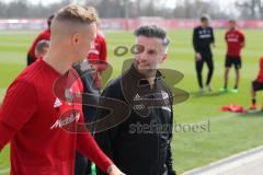 2. Bundesliga - Fußball - FC Ingolstadt 04 - Trainerwechsel - Tomas Oral kommt zurück als Cheftrainer mit Co-Trainer Michael Henke, erstes Training - Cheftrainer Tomas Oral (FCI) mit Sonny Kittel (10, FCI)