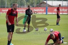 2. Bundesliga - Fußball - FC Ingolstadt 04 - Trainingsauftakt - neue Saison 2018/2019 - hinten Cheftrainer Stefan Leitl (FCI)