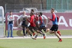 2. Bundesliga - Fußball - FC Ingolstadt 04 - Trainerwechsel - Tomas Oral kommt zurück als Cheftrainer mit Co-Trainer Michael Henke, erstes Training - Läufe, hinten Thomas Linke