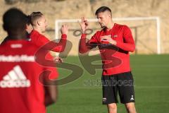 2. Bundesliga - FC Ingolstadt 04 - Winter-Trainingslager Alicante - Tobias Schröck (21, FCI) und Torwart Fabijan Buntic (24, FCI) bedanken sich gegenseitig