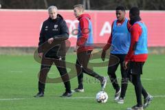 2. Bundesliga - Fußball - FC Ingolstadt 04 - erstes Training mit neuem Trainer, Jens Keller, Cheftrainer Jens Keller (FCI) erklärt, Tobias Schröck (21, FCI) Frederic Ananou (2, FCI) Agyemang Diawusie (27, FCI)