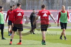 2. Bundesliga - Fußball - FC Ingolstadt 04 - Trainerwechsel - Tomas Oral kommt zurück als Cheftrainer mit Co-Trainer Michael Henke, erstes Training - Cheftrainer Tomas Oral (FCI) schaut zu