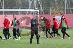 2. Bundesliga - Fußball - FC Ingolstadt 04 - erstes Training mit neuem Trainer, Jens Keller, Cheftrainer Jens Keller (FCI) sieht zu, hinter ihm läuft das Team