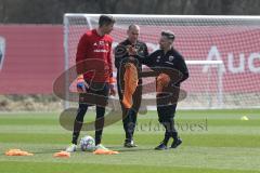 2. Bundesliga - Fußball - FC Ingolstadt 04 - Trainerwechsel - Tomas Oral kommt zurück als Cheftrainer mit Co-Trainer Michael Henke, erstes Training - Cheftrainer Tomas Oral (FCI) mit Torwart Philipp Heerwagen (1, FCI)