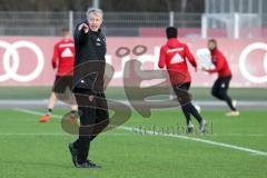 2. Bundesliga - Fußball - FC Ingolstadt 04 - erstes Training mit neuem Trainer, Jens Keller, Cheftrainer Jens Keller (FCI) beobachtet im Spiel, Anwesiungen