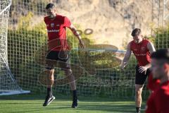 2. Bundesliga - FC Ingolstadt 04 - Winter-Trainingslager Alicante - Neuzugang, Mergim Mavraj (15, FCI) mit Sprungübungen, rechts Torwart Philipp Heerwagen (1, FCI)