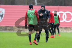 2. Bundesliga - Fußball - FC Ingolstadt 04 - Training - Trainingsauftakt im Sportpark nach Winterpause, Cheftrainer Jens Keller (FCI) erklärt energisch Spielzug, Konstantin Kerschbaumer (7, FCI)