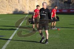 2. Bundesliga - FC Ingolstadt 04 - Winter-Trainingslager Alicante - Cheftrainer Jens Keller (FCI), im Hinergrund Thorsten Röcher (29 FCI) Benedikt Gimber (5, FCI)