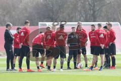 2. Bundesliga - Fußball - FC Ingolstadt 04 - Trainerwechsel - Tomas Oral kommt zurück als Cheftrainer mit Co-Trainer Michael Henke, erstes Training - Cheftrainer Tomas Oral (FCI) erklärt vor der Mannschaft, links Co-Trainer Michael Henke (FCI)