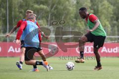 2. Bundesliga - Fußball - FC Ingolstadt 04 - Trainingsauftakt - neue Saison 2018/2019 - rechts Osayamen Osawe (14, FCI) links Thomas Pledl (30, FCI) Sonny Kittel (10, FCI)