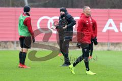 2. Bundesliga - Fußball - FC Ingolstadt 04 - Training - Trainingsauftakt im Sportpark nach Winterpause, Cheftrainer Jens Keller (FCI) erklärt energisch Spielzug, Konstantin Kerschbaumer (7, FCI)