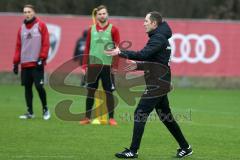 2. Bundesliga - Fußball - FC Ingolstadt 04 - erstes Training mit Interimstrainer Roberto Pätzold, erklärt Übungen