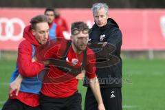 2. Bundesliga - Fußball - FC Ingolstadt 04 - erstes Training mit neuem Trainer, Jens Keller, Cheftrainer Jens Keller (FCI) beobachtet die Zweikämpfe von Tobias Schröck (21, FCI) Robert Leipertz (13, FCI)