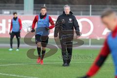 2. Bundesliga - Fußball - FC Ingolstadt 04 - erstes Training mit neuem Trainer, Jens Keller, Cheftrainer Jens Keller (FCI) treibt die Mannschaft nach vorne zum Spurt, Konstantin Kerschbaumer (7, FCI)