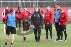 2. Bundesliga - Fußball - FC Ingolstadt 04 - erstes Training mit neuem Trainer, Jens Keller, Cheftrainer Jens Keller (FCI) erklärt, Marcel Gaus (19, FCI) Nico Rinderknecht (38 FCI) Benedikt Gimber (5, FCI) Stefan Kutschke (20, FCI) Sonny Kittel (10, FCI)