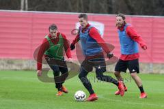2. Bundesliga - Fußball - FC Ingolstadt 04 - Training - Trainingsauftakt im Sportpark nach Winterpause, Phil Neumann (26, FCI) Stefan Kutschke (20, FCI) und rechts Neuzugang Björn Paulsen (4, FCI)