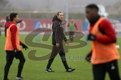 2. Bundesliga - Fußball - FC Ingolstadt 04 - erstes Training mit Interimstrainer Roberto Pätzold, beobachtet die Spieler