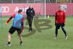 2. Bundesliga - Fußball - FC Ingolstadt 04 - erstes Training mit neuem Trainer, Jens Keller, Cheftrainer Jens Keller (FCI) sieht zu, Marcel Gaus (19, FCI) Sonny Kittel (10, FCI)