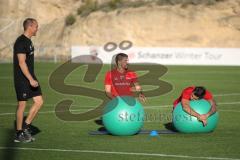 2. Bundesliga - FC Ingolstadt 04 - Winter-Trainingslager Alicante - Training aus, 
fc8#und Darío Lezcano (11, FCI) erschöpft, links Fitnesstrainer Jörg Mikoleit (FCI)