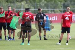 2. Bundesliga - Fußball - FC Ingolstadt 04 - Trainingsauftakt - neue Saison 2018/2019 - Cheftrainer Stefan Leitl (FCI) gibt Leibchen aus