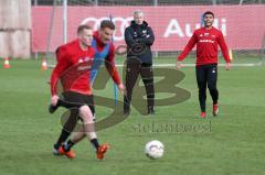 2. Bundesliga - Fußball - FC Ingolstadt 04 - erstes Training mit neuem Trainer, Jens Keller, Cheftrainer Jens Keller (FCI) sieht zu, Nico Rinderknecht (38 FCI) Stefan Kutschke (20, FCI) Paulo Otavio (6, FCI)