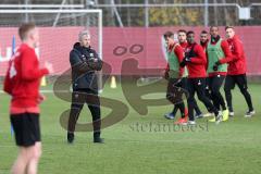 2. Bundesliga - Fußball - FC Ingolstadt 04 - erstes Training mit neuem Trainer, Jens Keller, Cheftrainer Jens Keller (FCI) sieht zu, hinter ihm läuft das Team