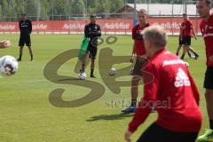 2. Bundesliga - Fußball - FC Ingolstadt 04 - Trainingsauftakt - neue Saison 2018/2019 - hinten Cheftrainer Stefan Leitl (FCI)