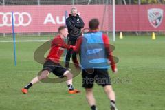 2. Bundesliga - Fußball - FC Ingolstadt 04 - erstes Training mit neuem Trainer, Jens Keller, Cheftrainer Jens Keller (FCI) sieht zu, Nico Rinderknecht (38 FCI) Marcel Gaus (19, FCI)